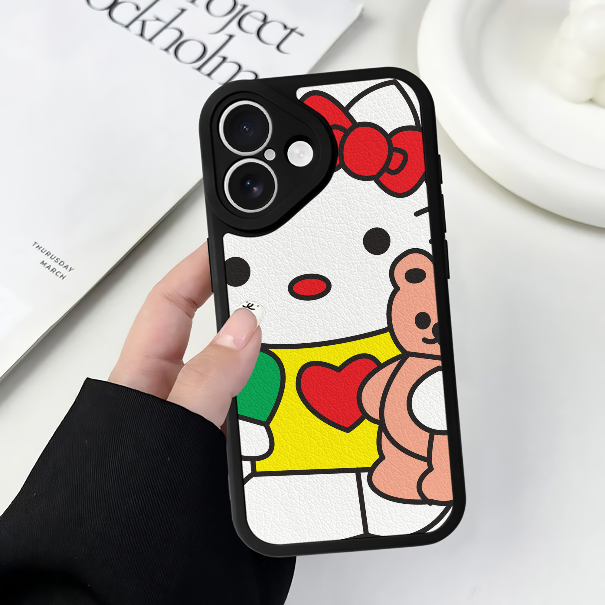 （画像用） Hello Kitty ハローキティ 【iPhone 16シリーズ対応】シリコンスマホケース（レザー調） 材質：シリコン